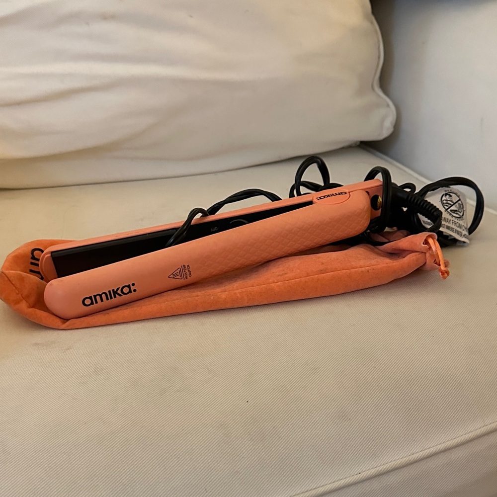 Amika Coral Hair Straightener with Pouch